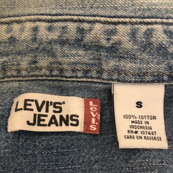 Men’s Levi button down blue shirt, gently worn. - Picture 2 of 3